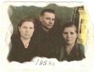 Лидия Васильевна Гребнева (слева) с мужем Василием Фалафеевым и старшей сестрой Анной Гребневой (Карповой). 1958 г. 