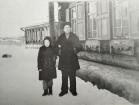 Мелёхин Степан Алексеевич с дочерью Галиной около своего дома в г. Каменске-Уральском 1960-е гг. 
