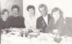 Романов В.И. (2-й справа)  дочерьми П.З. Харалгина (слева). 1980-е гг.