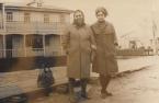 Багаева А.М. с дочерью Валентиной на пристани поселка Черный Мыс. 1970-е гг. 