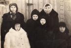 Сестры Мария и Татьяна Востряковы с детьми. 1950-е гг.