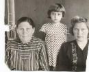 Епачинцева  Агафья Борисовна с дочерью и внучкой. 1950-е гг.