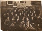 Овсянкин Николай Нестерович (2-й ряд, 3-й слева) на курсах бригадиров Сургутского прома Обьрыбтреста. 1933 г.