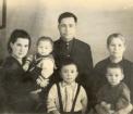 Разбойникова Анна Григорьевна (справа) с сыном Федором, дочерью Анфисой и внуками Васей, Таней и Витей. 1954 г. 