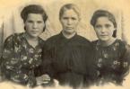 Разбойникова (Соколова) Анфиса Маркеловна (слева) с мамой Анной Григорьевной и сестрой Анной. 1950-е гг. 