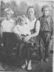 Бесперстова Наталья Матвеевна с детьми Галиной, Тамарой, Геннадием. 1939 г.