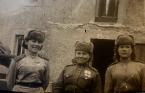 Усынина Анна Васильевна (в центре) с сослуживцами. Кенигсберг, 6 апреля 1945 г.