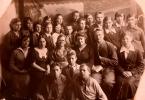 Анна Усынина (4-й ряд 4-я слева) среди учащихся школы. Сургутский район. 1930-е гг.