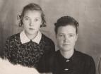 Кривощекова Анна Павловна и дочь Олеся. Начало 1950-х гг.