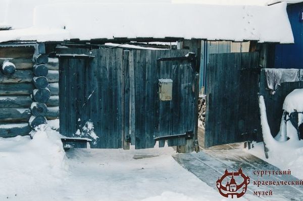 Ворота дома по ул. Комсомольская, 16,
с. Локосово. 2002 г. Автор Заика А.В. Из фондов Сургутского краеведческого музея