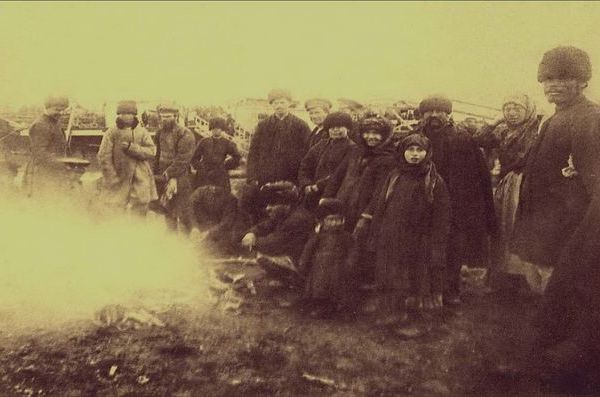 Спецпереселенцы на пристани г. Тобольска перед оправкой на спецпоселение, 1930 г. Из фондов Сургутского краеведческого музея