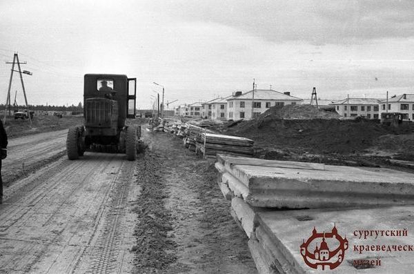 Строительство железобетонных автодорог в Сургуте, 1966 г. Автор - А.Ф. Мясников. И фондов Сургутского краеведческого музея.