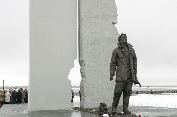 Памятник Жертвам политических репрессий в Сургуте, 2018 г. Автор - А.В. Заика
