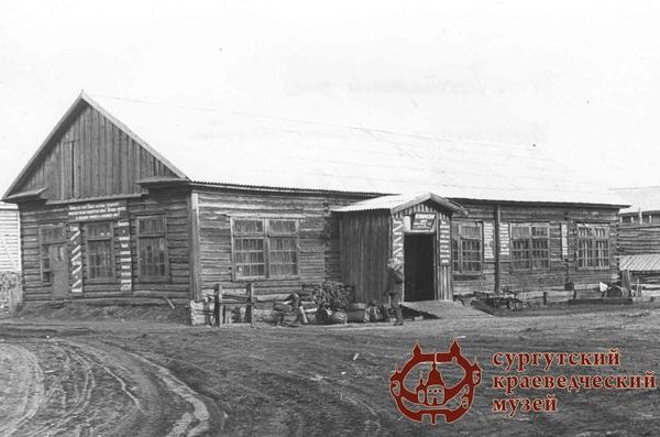 Лесотарный цех Сургутского рыбзавода. 1940-1950-е гг. Источник:  Из фондов Сургутского краеведческого музея