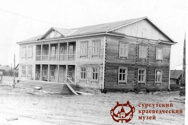 Здание Конторы Сургутского рыбокомбината. 1960-е гг.  Источник: из фондов Сургутского краеведческого музея.