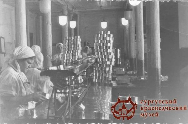 Консервный цех Сургутского рыбокомбината. 1962 г. Источник: из фондов Сургутского  краеведческого музея