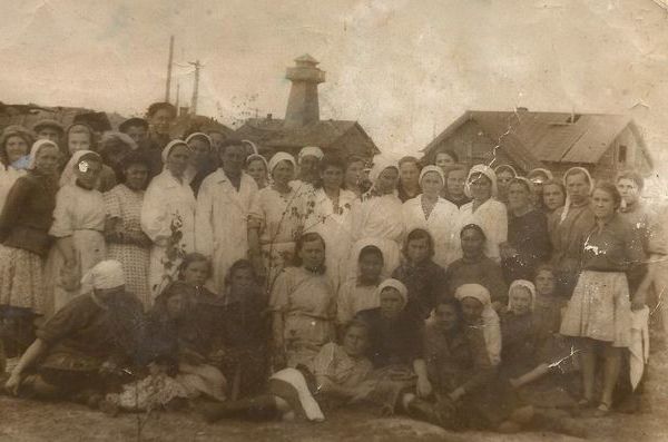 Коллектив Сургутского рыбзавода. 1950 г. Источник: СГООЛППР "НАША ПАМЯТЬ"