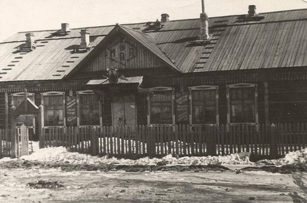 Здание детского сада "Березка". Построено в 1952 г.  Поселок Черный Мыс, район Затона. Источник: СГООЛППР "НАША ПАМЯТЬ"